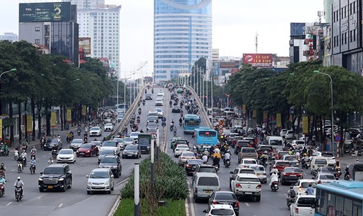 Vừa qua, Sở GTVT Hà Nội đã đề xuất giải pháp xén vỉa hè và dải phân cách, mở rộng tối đa mặt đường, tăng khả năng lưu thông cho các phương tiện. Ảnh: Minh Hà