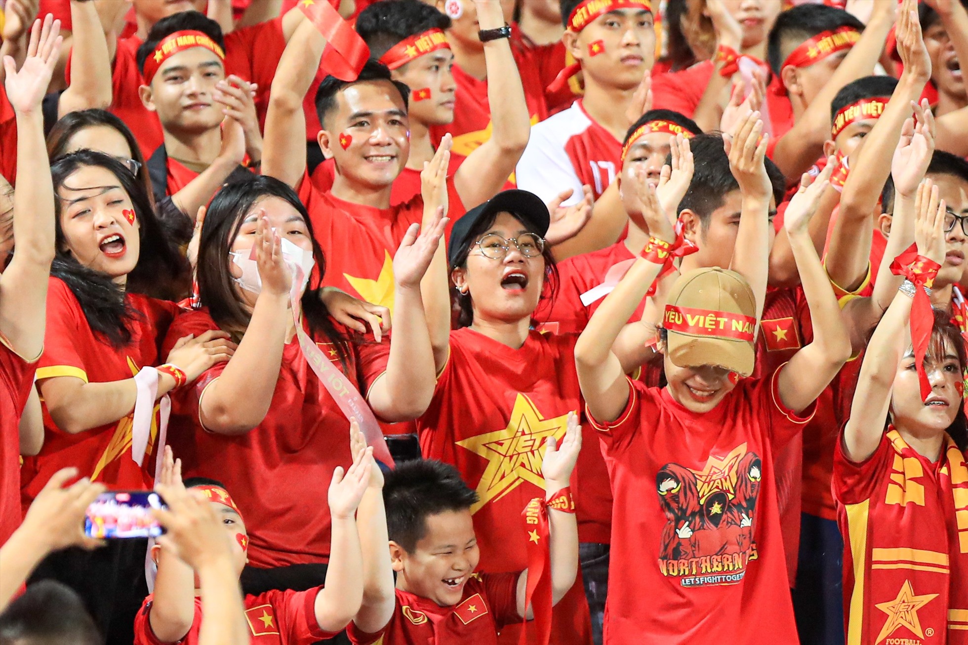 Khán giả tiếp lửa trong chiến thắng của tuyển Việt Nam trước Dortmund