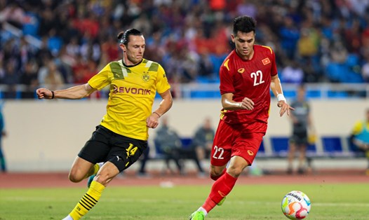 Tiến Linh và Tuấn Hải ghi bàn mang về chiến thắng 2-1 cho đội tuyển Việt Nam trước Dortmund. Ảnh: Minh Dân