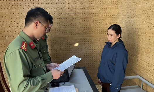 Cơ quan An ninh điều tra Công an tỉnh Sơn La đọc quyết định khởi tố đối với Quàng Thị Chỉnh. Ảnh: Minh Phượng.