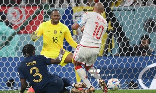 Khazri ghi bàn duy nhất giúp tuyển Tunisia đánh bại tuyển Pháp 1-0. Ảnh: AFP