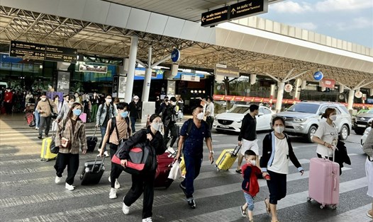 Hành khách đến Sân bay Tân Sơn Nhất. Ảnh: Anh Tú