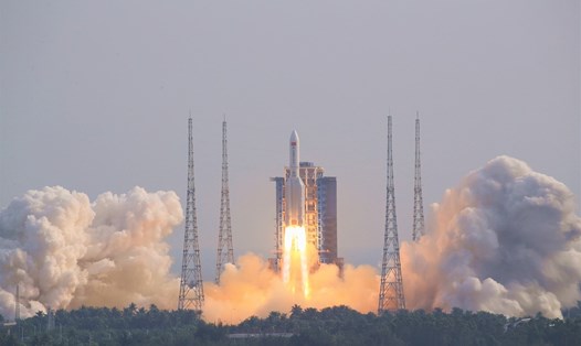 Tên lửa Trung Quốc mang theo module Mộng Thiên được phóng lên vũ trụ hôm 31.10. Ảnh: Tân Hoa xã