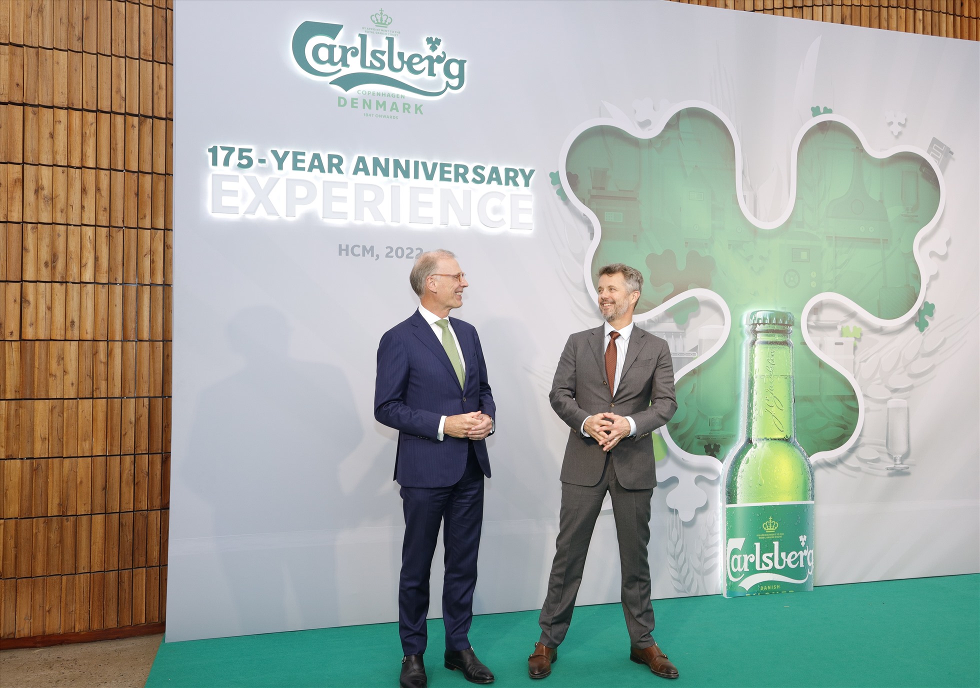 Chủ tịch tập đoàn Carlsberg - Ông Cees 't Hart đón tiếp Thái tử kế vị của Đan Mạch tại sự kiện kỷ niệm 175 năm thành lập.