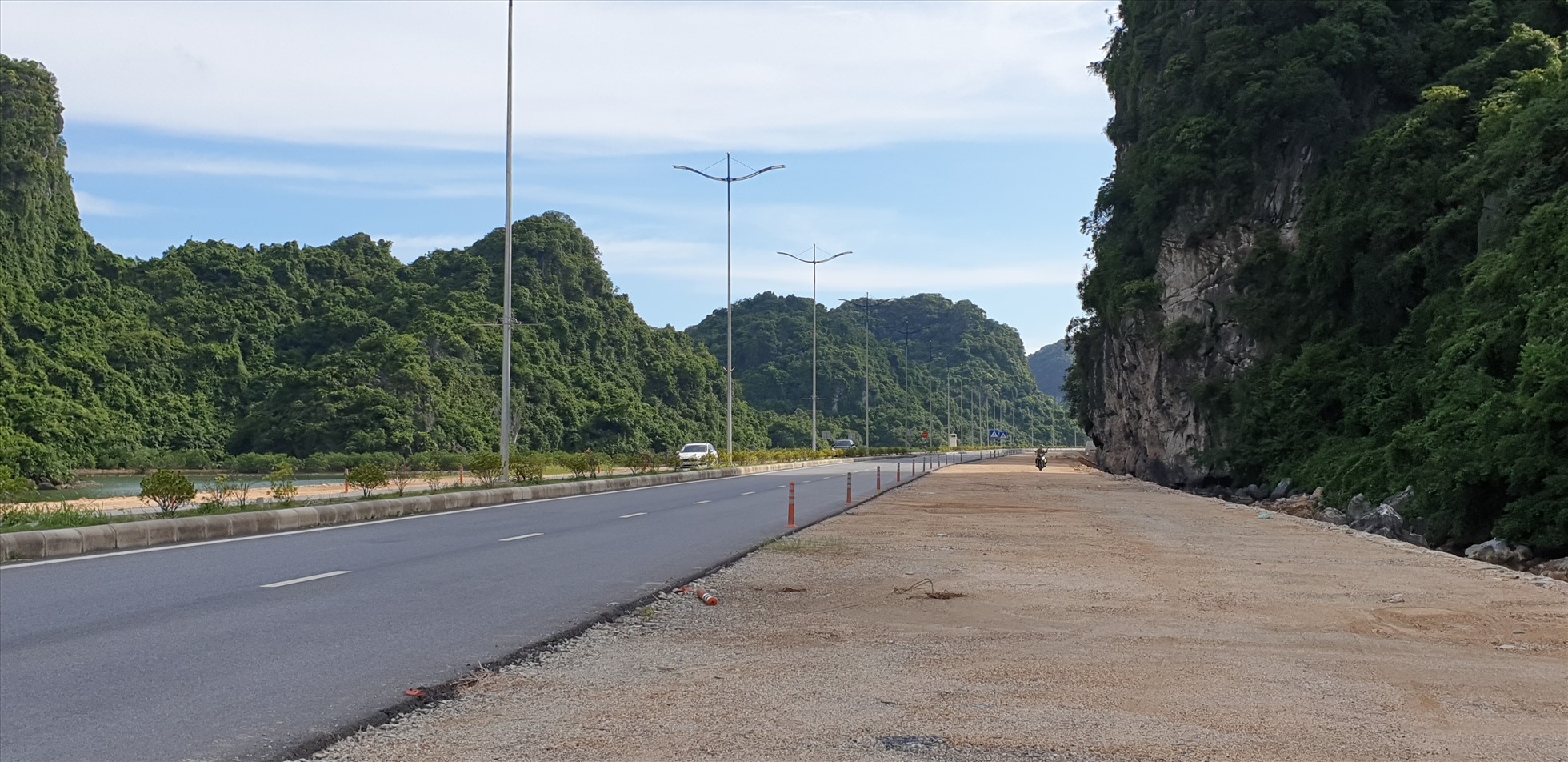 Mỗi bên đường sẽ có thêm một làn xe và vỉa hè. Ảnh: Nguyễn Hùng