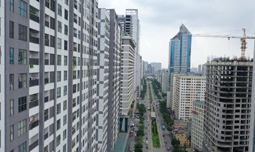 Nhà cao tầng dày đặc trên trục đường Lê Văn Lương - Tố Hữu (Hà Nội). Ảnh: PV