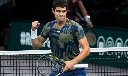 Carlos Alcaraz chứng tỏ sức mạnh của tay vợt số 1 thế giới. Ảnh: Daily Mail