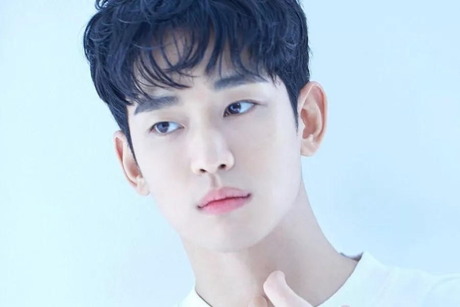 Kim Soo Hyun đang thảo luận đóng phim mới. Ảnh: IGNV