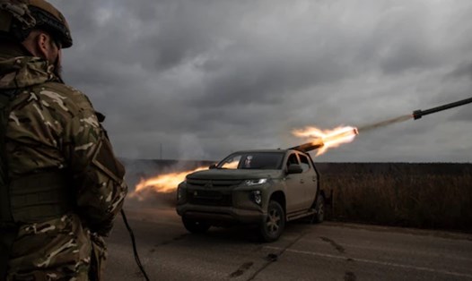 Binh sĩ Ukraina bắn một tên lửa Grad vào một vị trí của Nga ở vùng Kherson. Ảnh chụp màn hình