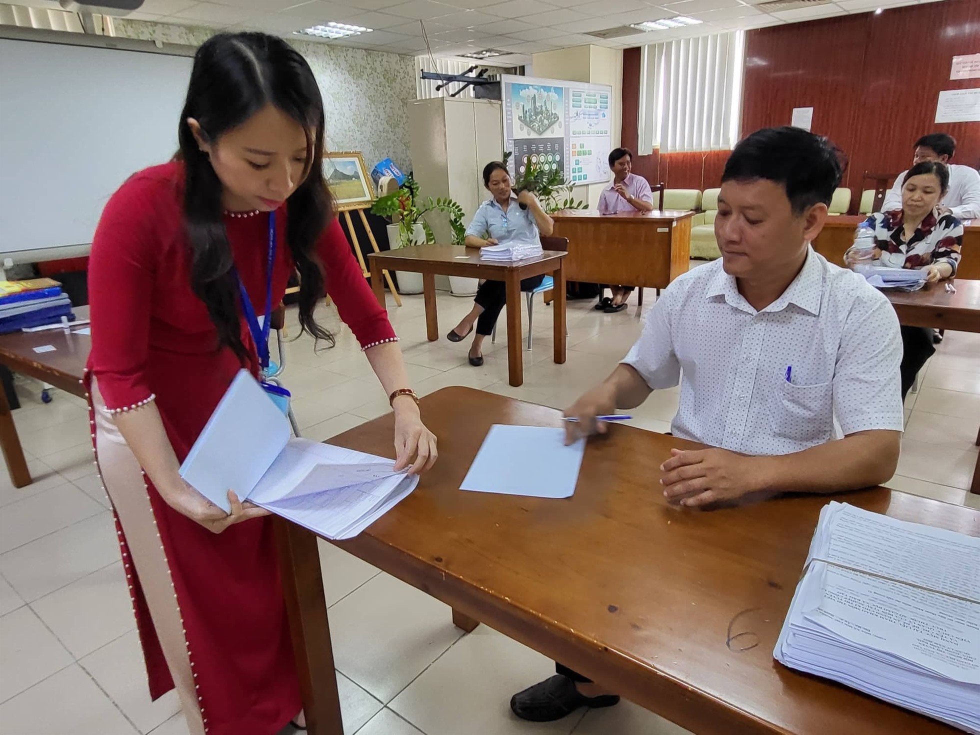 Các ứng viên tham gia thi viết tuyển chọn vị trí phó hiệu trưởng trường THPT của TPHCM. Ảnh: HN