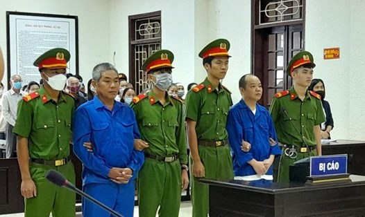Bị cáo Võ Viết Đạt (hàng trên, thứ 2 từ phải sang) và Đoàn Thanh Tuấn (hàng trên, thứ 2 từ trái sang) tại phiên tòa xét xử sơ thẩm. Ảnh: HT.