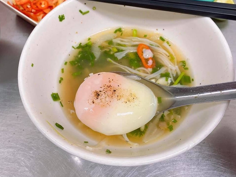 Nên hay không việc ăn trứng chần lòng đào?