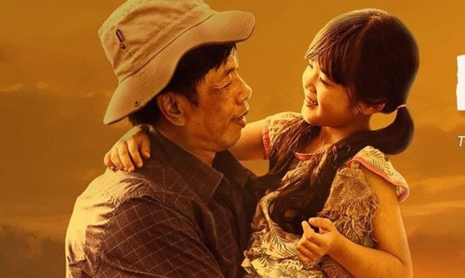Thái Hòa vai Mô "gù" và bé Suri vai Hạt Dẻ trong phim "Mẹ rơm". Ảnh: VTV