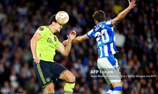 Maguire (áo xanh) đá tiền đạo sau khi được Ten Hag tung vào sân trong trận đấu với Real Sociedad.  Ảnh: AFP