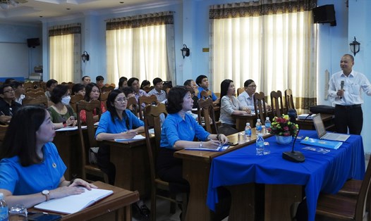 Ông Nguyễn Nam Hải- Trưởng Ban Tô chức - LĐLĐ tỉnh triển khai một số công tác liên quan đến việc tổ chức đại hội tại các CĐCS trong năm 2023.
