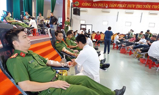 Hàng trăm cán bộ, chiến sĩ Công an TP Đà Nẵng tham gia hiến máu cứu người.