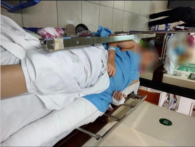 Một học sinh lớp 9 của Trường THCS Đức Giang (huyện Hoài Đức, Hà Nội) đã nhảy từ tầng 3 của trường và phải nhập viện cấp cứu.