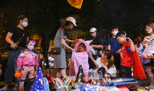 Nhiều bậc phụ huynh chọn mua đồ cho con trong dịp lễ Halloween. Ảnh minh hoạ: Hải Nguyễn