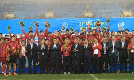 Lãnh đạo Đảng, Nhà nước trao huy chương cho tuyển U23 Việt Nam tại SEA Games 31. Ảnh: Lâm Thỏa