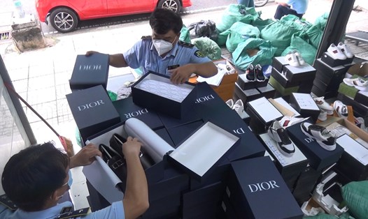 Cục Quản lý thị trường TPHCM tạm giữ 1.903 sản phẩm giả mạo Louis Vuitton, Gucci...