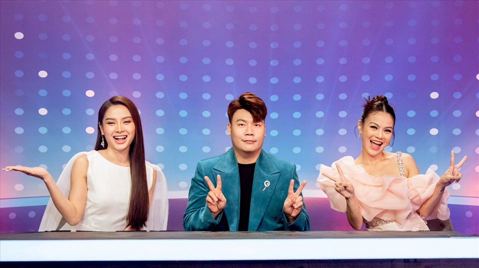 Hải Yến (phải), Hamlet Trương và Phương Trinh Jolie ngồi ghế nóng. Ảnh: CTCC.