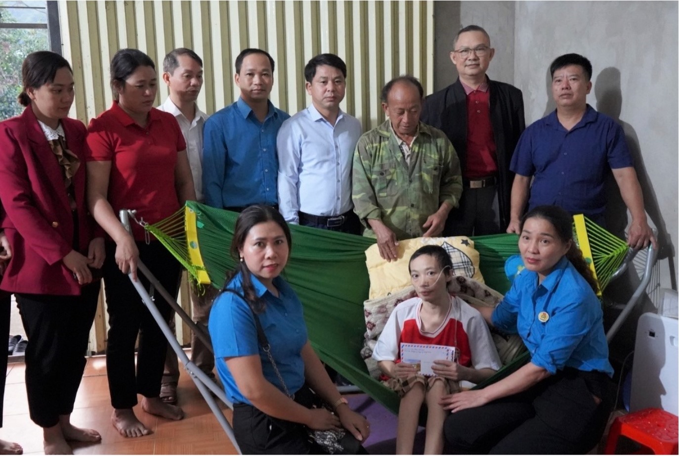 LĐLĐ huyện Mường Khương cùng các mạnh thường quân trao tiền hỗ trợ đoàn viên Ma Vế. Ảnh: Đình Trơn