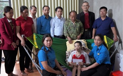 LĐLĐ huyện Mường Khương cùng các mạnh thường quân trao tiền hỗ trợ đoàn viên Ma Vế. Ảnh: Đình Trơn