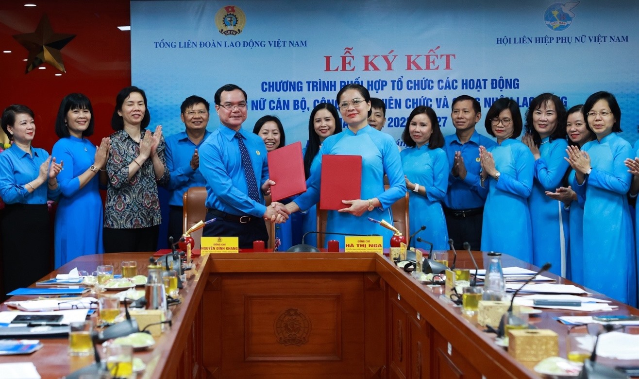 Ông Nguyễn Đình Khang - Uỷ viên Trung ương Đảng, Chủ tịch Tổng Liên đoàn Lao động Việt Nam và bà Hà Thị Nga - Uỷ viên Trung ương Đảng, Chủ tịch Hội Liên hiệp Phụ nữ Việt Nam - ký chương trình phối hợp giữa hai bên. Ảnh: Hải Nguyễn