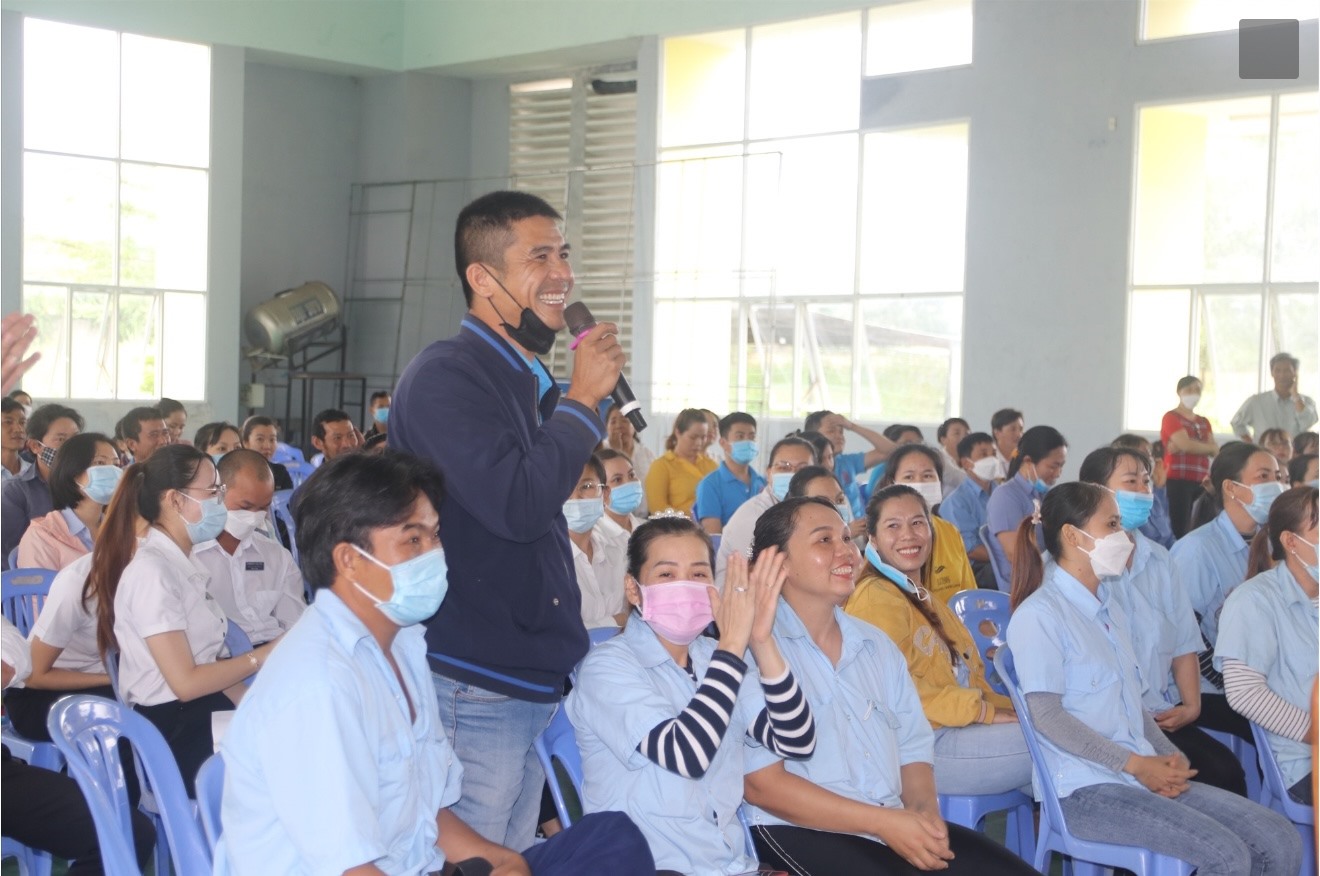 Niềm vui của công nhân khu công nghiệp Suối Dầu khi lần đầu tham gia hoạt động giao lưu văn nghệ thông qua hình thức đố tìm tên bài hát. Ảnh: Phương Linh