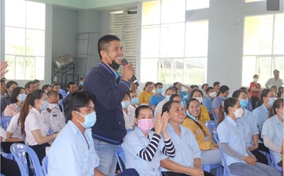 Niềm vui của công nhân khu công nghiệp Suối Dầu khi lần đầu tham gia hoạt động giao lưu văn nghệ thông qua hình thức đố tìm tên bài hát. Ảnh: Phương Linh