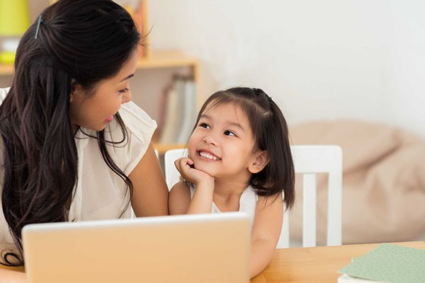 Hãy dạy trẻ về phép lịch sự ngay từ khi còn nhỏ. Ảnh: Xinhua