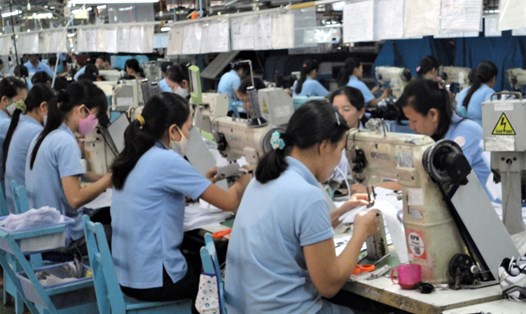 Gần 1.500 công nhân Công ty Việt Nam Samho dự kiến sẽ phải chấm dứt hợp đồng lao động do công ty thiếu đơn hàng. Ảnh: Nam Dương