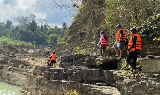 Du khách tham quan, trải nghiệm ở Cụm thác Gia Long, Dray Nur, Dray Sap tỉnh Đắk Lắk. Ảnh minh họa: Bảo Trung