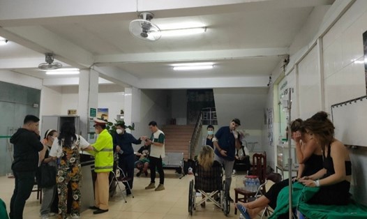Các bệnh nhân trong vụ tai nạn liên hoàn trên Quốc lộ 6 được sơ, cấp cứu tại Trung tâm Y tế huyện Mai Châu, tỉnh Hoà Bình. Ảnh: Đàm Quang