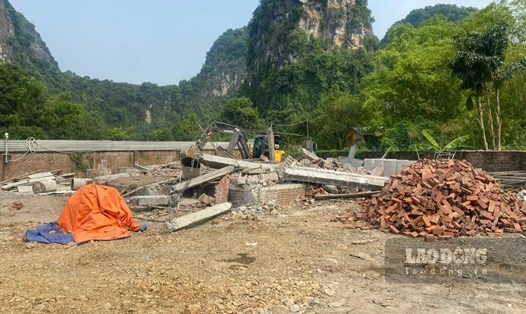 Ngày 5.11, Tổ công tác của UBND huyện Hoa Lư (Ninh Bình) đã lập biên bản vi phạm hành chính và tiến hành tháo dỡ công trình vi phạm của hộ gia đình ông Phạm Ngọc Khuê. Ảnh: NT
