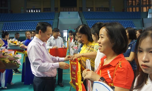Phó Thống đốc Thường trực Ngân hàng Nhà nước, Chủ tịch Công đoàn Ngân hàng Việt Nam Đào Minh Tú tặng Cờ lưu niệm Hội thao cho các đoàn tham dự. Ảnh: CĐNH