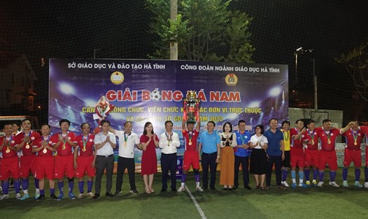 Đội bóng Trường THPT Lê Hữu Trác giành chức vô địch. Ảnh: Trần Tuấn