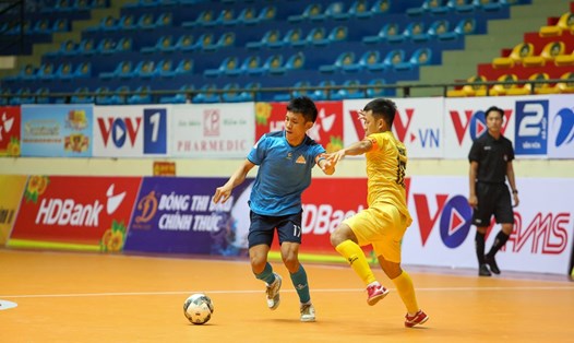 Cao Bằng (áo xanh) rất nỗ lực nhưng không thể tạo được bất ngờ trước đội đầu bảng Sahako (áo vàng). Ảnh: VFF