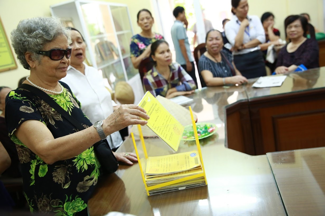 Người dân nhận lương hưu. Ảnh minh hoạ: Hải Nguyễn