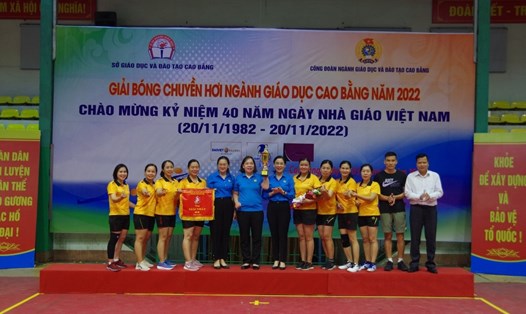 Bà Lý Thị Huệ - Chủ tịch LĐLĐ tỉnh Cao Bằng trao Giải Nhất cho đội bóng chuyền nữ. Ảnh: Phương Hà.