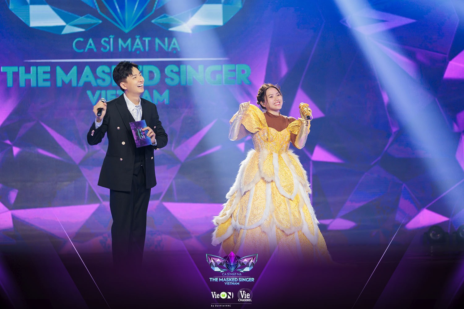 Thuỳ Chi lộ diện ở chung kết "Ca sĩ mặt nạ". Ảnh: CTCC.