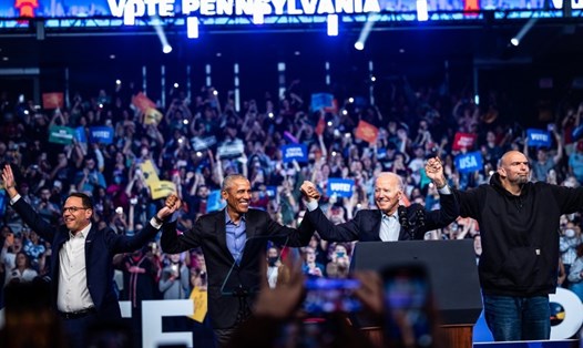 (Từ trái sang phải) Ứng cử viên thống đốc Đảng Dân chủ Pennsylvania Josh Shapiro, cựu Tổng thống Barack Obama, Tổng thống Joe Biden, và ứng cử viên Thượng viện Dân chủ Pennsylvania John Fetterman trong cuộc vận động tại Đại học Temple ở Philadelphia ngày 5.11. Ảnh chụp màn hình