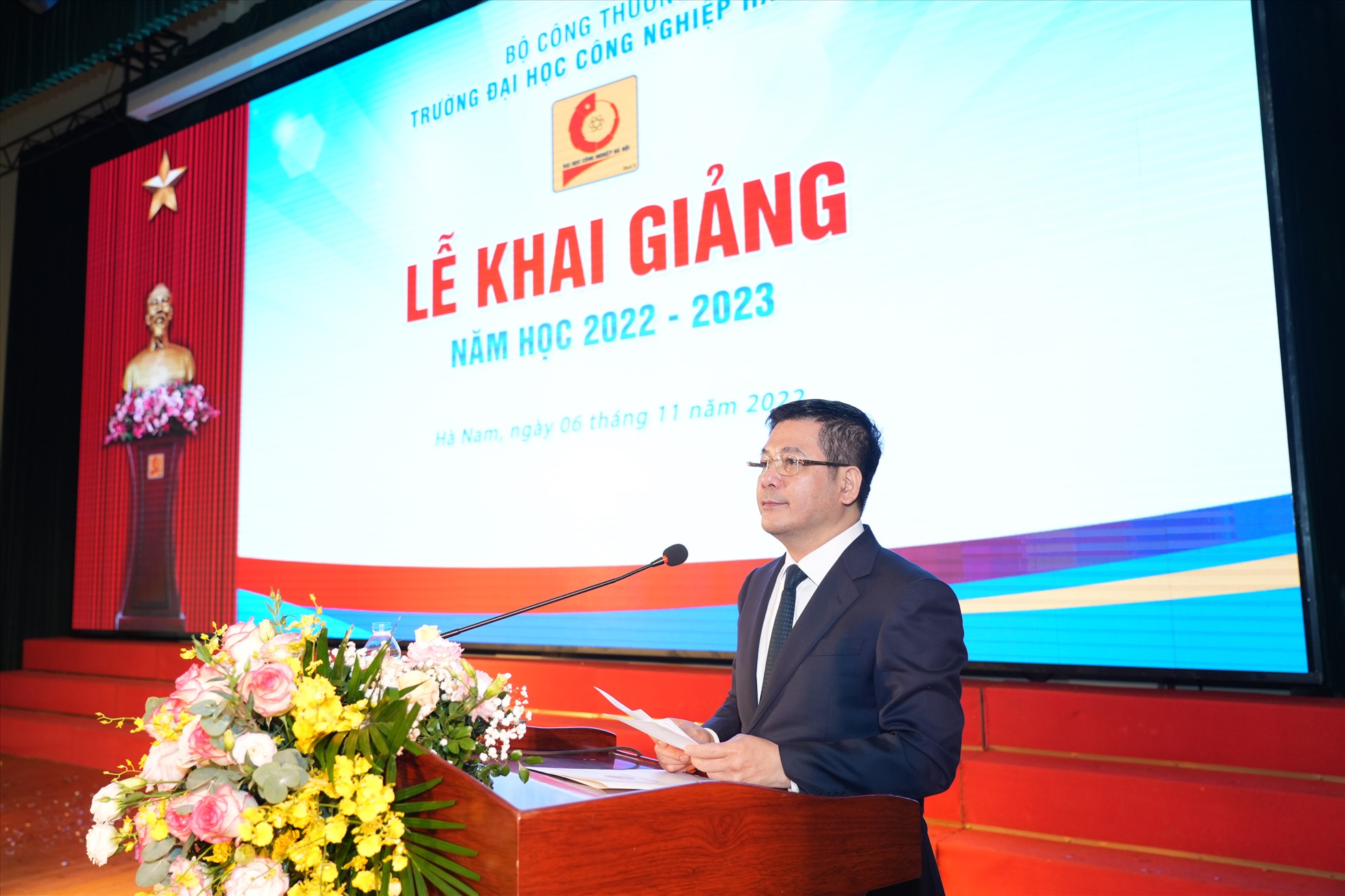 Bộ trưởng Bộ Công Thương Nguyễn Hồng Diên tới dự và chúc mừng thầy trò Trường Đại học Công nghiệp Hà Nội nhân dịp khai giảng năm học mới.