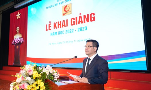 Bộ trưởng Bộ Công Thương Nguyễn Hồng Diên tới dự và chúc mừng thầy trò Trường Đại học Công nghiệp Hà Nội nhân dịp khai giảng năm học mới.