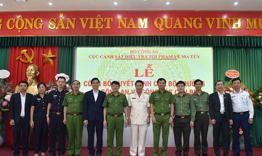 Đại tá Hoàng Quốc Việt (trang phục công an màu trắng, đứng giữa) trong buổi công bố bổ nhiệm làm Phó Cục trưởng C04. Ảnh: H.Hà