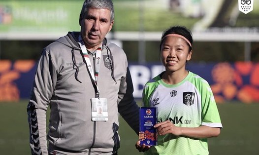 Huỳnh Như nhận danh hiệu cầu thủ xuất sắc nhất trận Lank FC - Famalicao. Ảnh: Lank FC