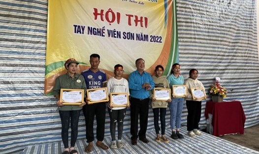 Ông Lưu Văn Lợi - Chủ tịch LĐLĐ huyện Đức Trọng, Lâm Đồng (ở giữa) trao Giải thưởng và giấy khen cho các công nhân xuất sắc trong hội thi tay nghề. Ảnh Đức Vinh