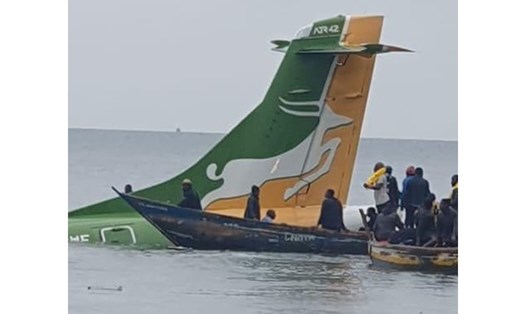 Hiện trường vụ máy bay lao xuống hồ ở Tanzania. Ảnh chụp màn hình