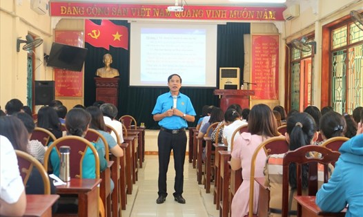 Đồng chí Ngô Chí Thục - Phó Chủ tịch LĐLĐ tỉnh Nam Định phát biểu tại hội nghị. Ảnh: CĐNĐ