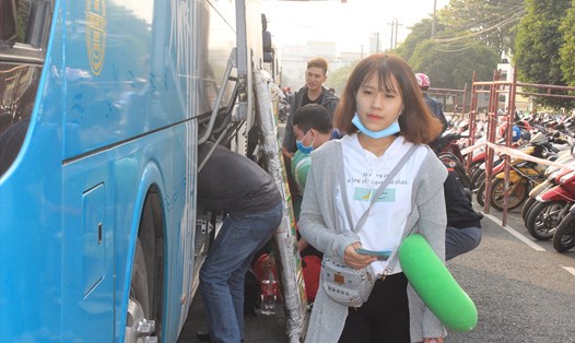 Công đoàn hỗ trợ vé xe cho người lao động về quê đón Tết. Ảnh: Hà Anh Chiến